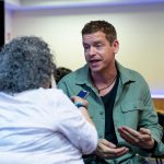 Boronyák Gergely a cikk írójával beszélget a Temetés olvasópróbájának szünetében 2021. szeptember 6-án