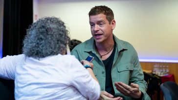 Boronyák Gergely a cikk írójával beszélget a Temetés olvasópróbájának szünetében 2021. szeptember 6-án