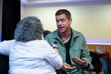 Boronyák Gergely a cikk írójával beszélget a Temetés olvasópróbájának szünetében 2021. szeptember 6-án