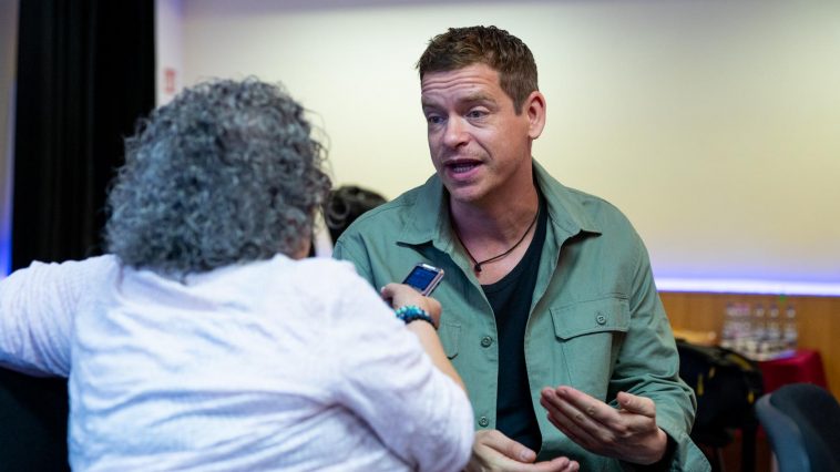Boronyák Gergely a cikk írójával beszélget a Temetés olvasópróbájának szünetében 2021. szeptember 6-án