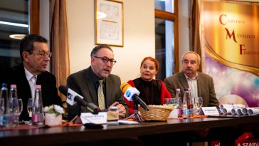 Babák Mihály polgármester, Fekete Péter kultúráért felelős államtitkár, és a Cervinus Teátrum részéről dr. Dósa Zsuzsa és Csasztvan András