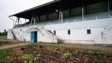 Indul a sportpálya-rekonstrukció: Már bontják a lelátót