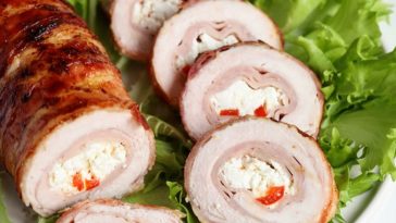 Pulykamelltekercs fetával, chilivel töltve, baconbe tekerve