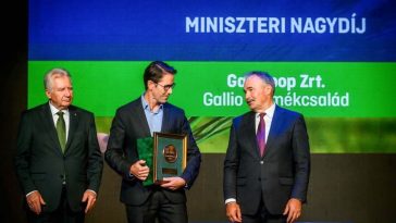 Muzsek András (középen), a Gallicoop vezérigazgatója átveszi a Miniszteri Nagydíjat. Balra Jakab István, az Országgyűlés alelnöke, jobbról Nagy István agrárminiszter