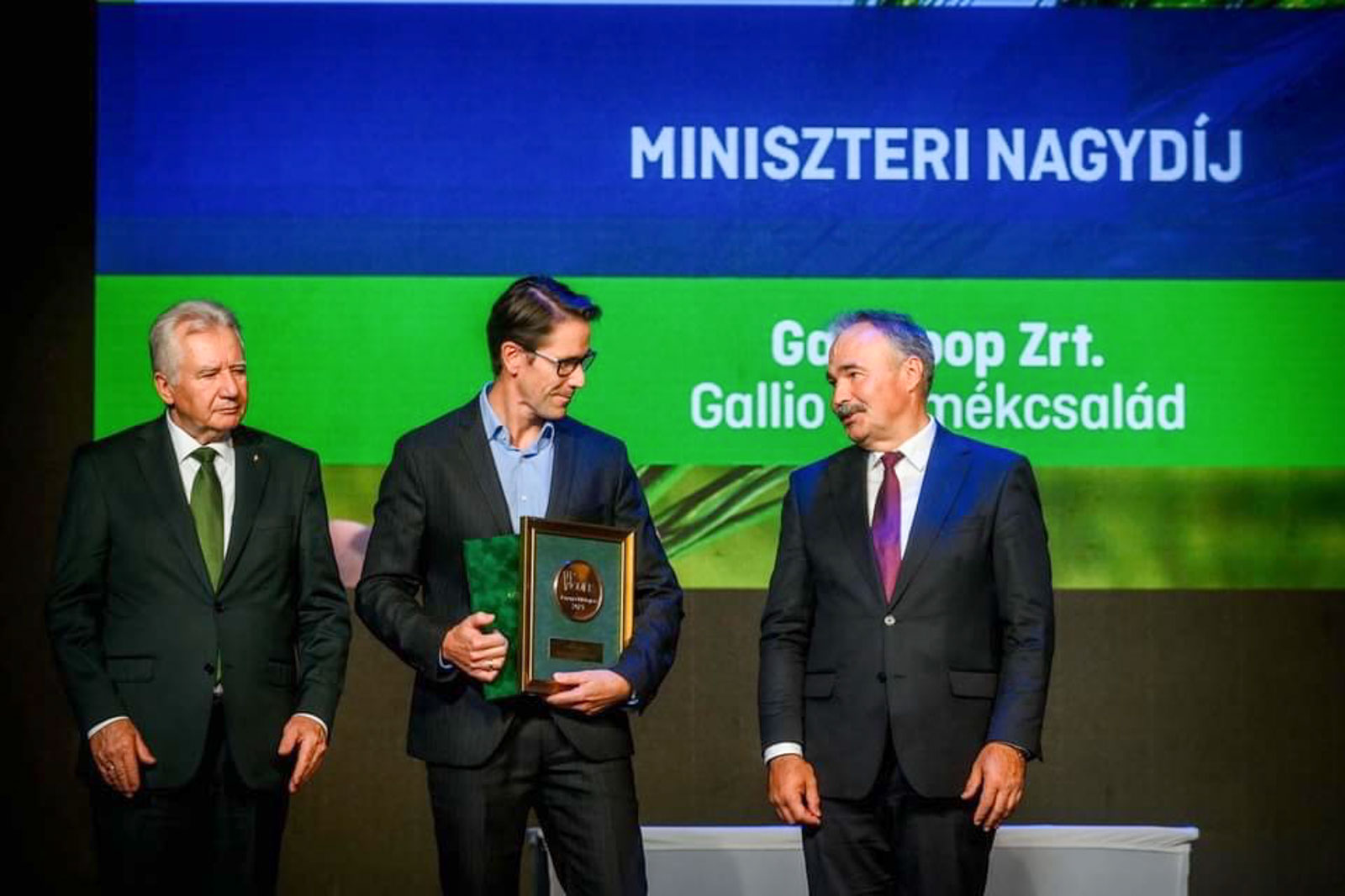 Muzsek András (középen), a Gallicoop vezérigazgatója átveszi a Miniszteri Nagydíjat. Balra Jakab István, az Országgyűlés alelnöke, jobbról Nagy István agrárminiszter