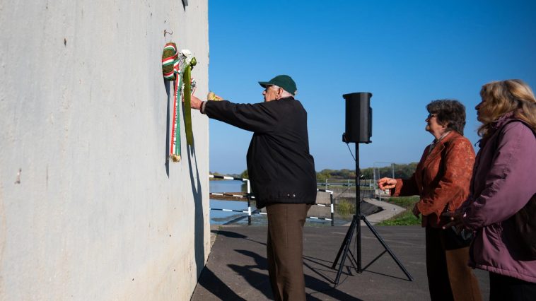 Megemlékezők a szentandrási duzzasztónál