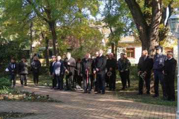 Megemlékezők az 1956-os emlékmű előtt