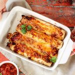 Pulykamellsonka és reszelt sajt tortillába tekerve