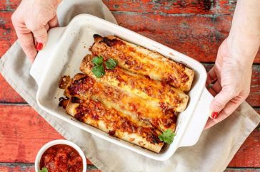 Pulykamellsonka és reszelt sajt tortillába tekerve