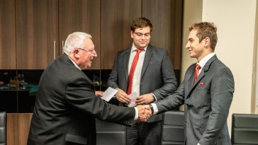 Dr. Orosz Tivadar elnök köszönti Bakonyi Dávidot és Takács Zoltánt, a BSZC Nemes Tihamér Technikum egykori diákjait