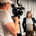 Sztárek Andrát interjúvolta a Körös TV stábja a Temetés luxuskivitelben olvasópróbájának szünetében