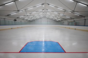 Készül a jég a szarvasi jégpályán