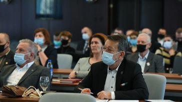 Dr. Melis János, Szarvas város címzetes főjegyzője és Babák Mihály polgármester a tájékoztatón