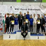 Ruzsinszki György edző, mögötte fekete melegítőben a szarvasi versenyzők