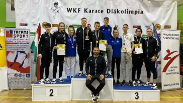 Ruzsinszki György edző, mögötte fekete melegítőben a szarvasi versenyzők