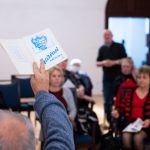 A Szarvasi Krónika Klub első ülésén a Szarvasi Krónika első számát mutatja dr. Kutas Ferenc