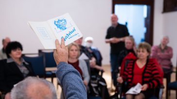 A Szarvasi Krónika Klub első ülésén a Szarvasi Krónika első számát mutatja dr. Kutas Ferenc
