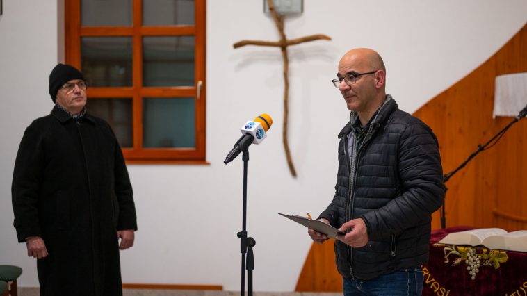 Pentaller Attila református lelkipásztor és Tóth Zoltán, a gyülekezet tagja