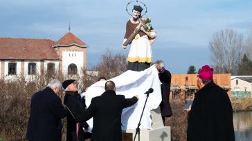 Nepomuki Szent János restaurált szobrának leleplezése 2021. november 27-én