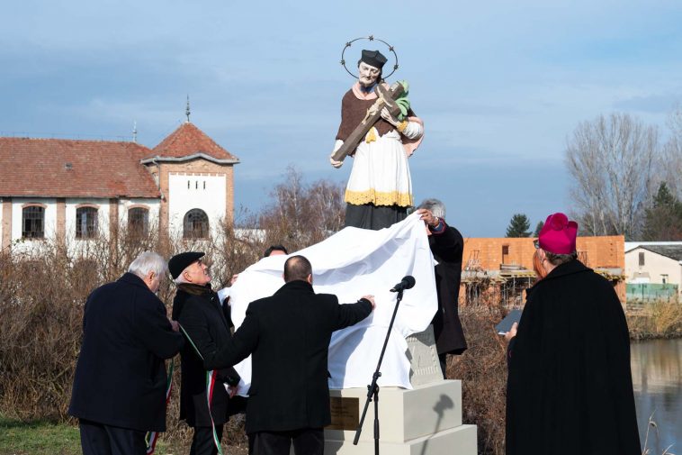 Nepomuki Szent János restaurált szobrának leleplezése 2021. november 27-én