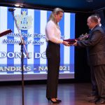 Bodonyi Dóra átveszi a Békésszentandrás Díszpolgára kitüntetést Sinka Imre polgármestertől