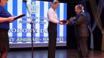 Bodonyi Dóra átveszi a Békésszentandrás Díszpolgára kitüntetést Sinka Imre polgármestertől