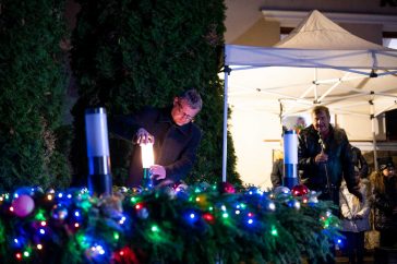 Az első gyertyát Sutyinszki Zoltán gyújtotta meg Csabacsűdön (Fotó: Babák Zoltán)