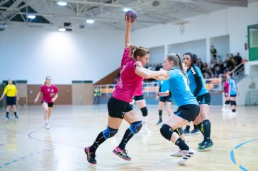 Dobogóra játszották magukat a kézis lányok