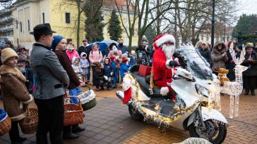 Motoron érkezett a Mikulás Szarvasra