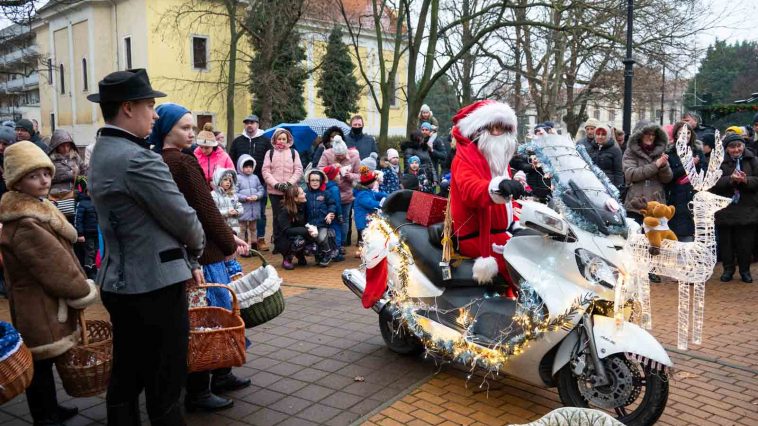 Motoron érkezett a Mikulás Szarvasra