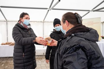 300 család vehetett át karácsonyi csomagot az Emberöltő Alapítványtól