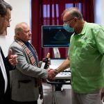 Az adományozó, Forschner Rudolf és dr. Kozma György, a Szarvasi Szakorvosi Kft. ügyvezetője kezet fog. Balról Babák Mihály polgármester