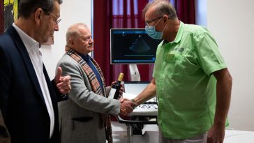 Az adományozó, Forschner Rudolf és dr. Kozma György, a Szarvasi Szakorvosi Kft. ügyvezetője kezet fog. Balról Babák Mihály polgármester