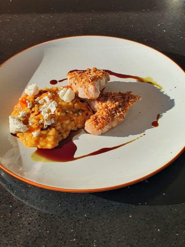 Pulykamell fűszeres morzsában, sütőtökös kecskesajtos rizottóval