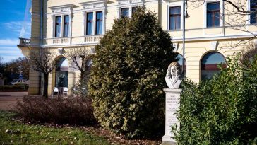 Báró Harruckern János még az Árpád Szálló oldalából figyeli a főutca forgalmát 2022. január 1-én