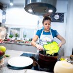 Szigeti Anna a lakáskonyhájában