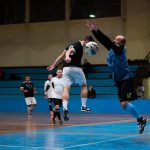 Kriska Norbert (Nagyrét Farm) fejesét hárítja Keller Zsolt (Korona)