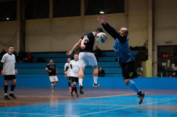 Kriska Norbert (Nagyrét Farm) fejesét hárítja Keller Zsolt (Korona)