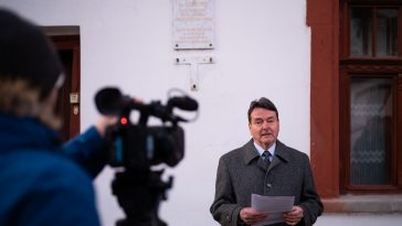 Kozák János mond beszédet dr. Aszódi Imre szülőházánál