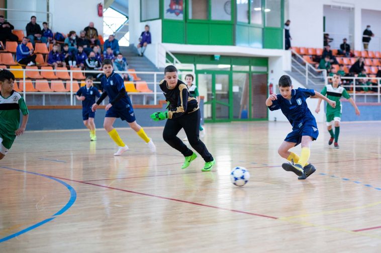 A szarvasi U13-asok első mérkőzésüket a gyomaendrődiek ellen vívták. A képen Batta Zalán gólja előtti pillanatok.