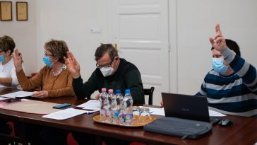 Szavaznak a csabacsűdi képviselők, Gilanné Radványi Rózsa, Czesznak János és Bracsok Szabolcs
