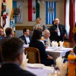 Sinka Imre polgármester köszönti a vállalkozókat