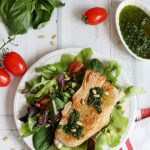 Pulykamell bazsalikompesztóval, pirított fenyőmaggal, kevert salátával