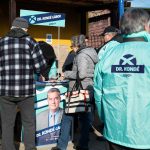 Az Egységben Magyarországért ellenzéki összefogás aktivistái gyűjtik az aláírásokat dr. Kondé Gábor számára a szarvasi piacon 2022. február 14-én