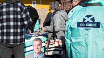 Az Egységben Magyarországért ellenzéki összefogás aktivistái gyűjtik az aláírásokat dr. Kondé Gábor számára a szarvasi piacon 2022. február 14-én