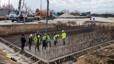 Betonozzák az új békésszentandrási szennyvízkezelő tömbösített műtárgyának alaplemezét