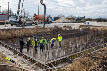 Betonozzák az új békésszentandrási szennyvízkezelő tömbösített műtárgyának alaplemezét
