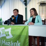 Földesi Mihály, a Mi Hazánk Mozgalom képviselőjelöltje és Dúró Dóra, a párt alelnöke a szarvasi lakossági fórumon