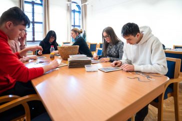 Készülnek a a Vajda Péter Evangélikus Gimnáziumból az iskolai közösségi szolgálat keretében segíteni érkezett diákok