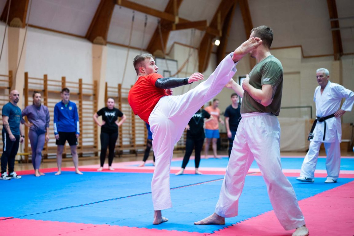 Nagy Máté (piros) és Szegedi Döme bemutatója. Jobbról Zoran Jerkovics 7. danos mesteredző